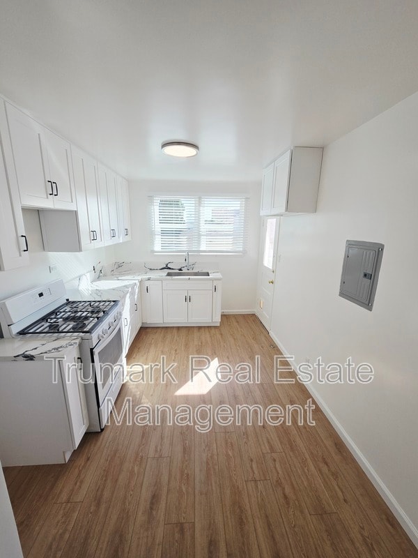 Building Photo - 1552 E Wilson Ave