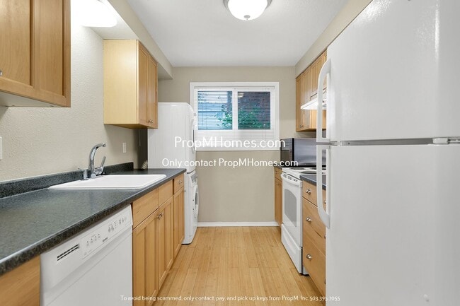 Building Photo - Charming 2-Bedroom Haven in the Heart of Sunset - A Blend of Serenity and Convenience!