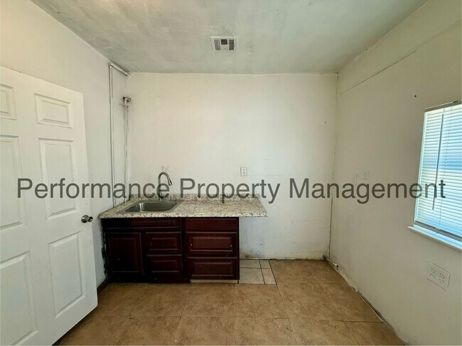 Building Photo - Cozy 3 Bed/2 Bath E Bakersfield Home w/ Solar, RBP & $0 Deposit Option