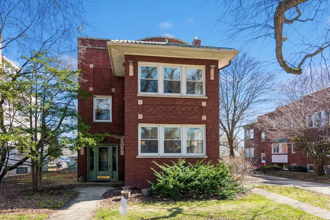 Building Photo - 2741 Eastwood Ave