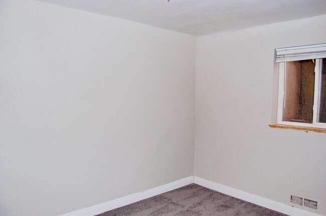 Building Photo - Updated 3Bedroom- In-Unit Laundry-$1,000 Move-In credit