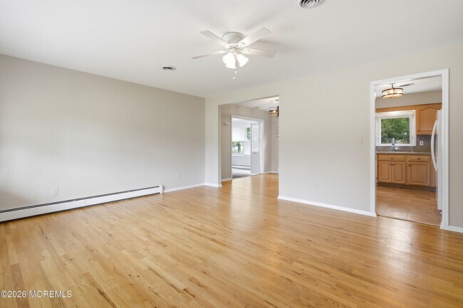 Building Photo - 943 Edgebrook Dr N