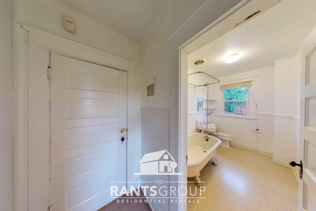 Building Photo - Well-Maintained Triplex Unit in Desirable South Capitol Neighborhood!