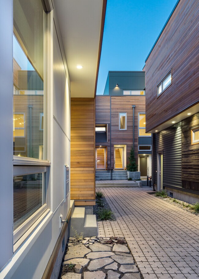 Building Photo - 2451 SE Ankeny St