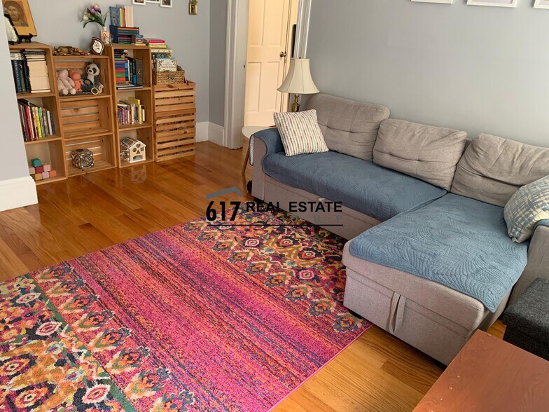 Building Photo - 14 Holmes St