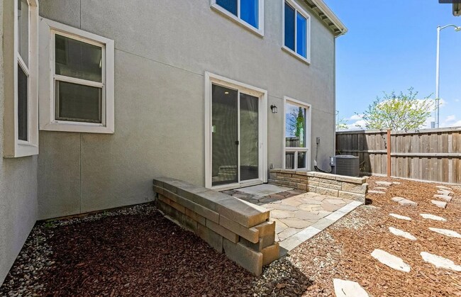 Building Photo - 3 bedroom | 3.5 bathroom | Davis Single Fa...