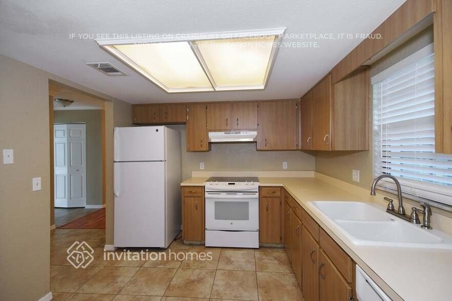 Building Photo - 1904 High Glen Ct N