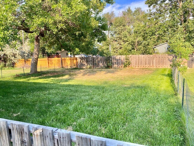 Building Photo - 562-564 Jocelyn Drive