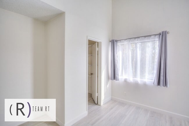 Building Photo - Gorgeous townhouse in a quiet 6-unit gated complex