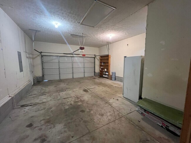 Building Photo - 3 BR 2 Bath home with 2 Car Garage and Hug...