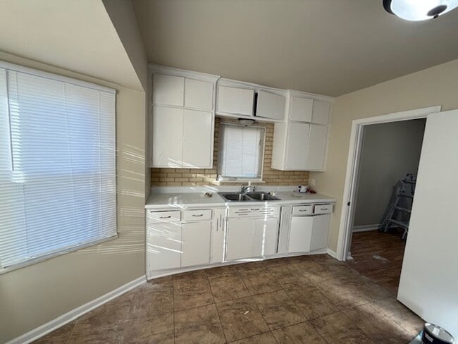 Building Photo - West Allis 3 bedroom 1 bath 2.5 car garage