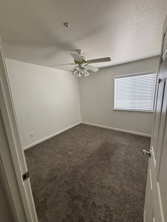 Building Photo - 2 Bedroom, 1 Bath Apartment in Gated Community Available Now!