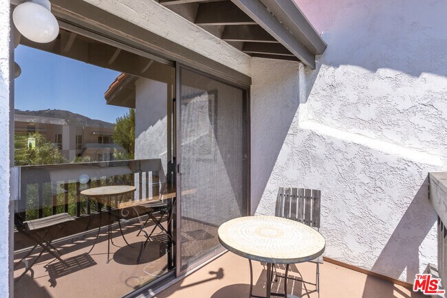 Building Photo - 1541 Palisades Dr