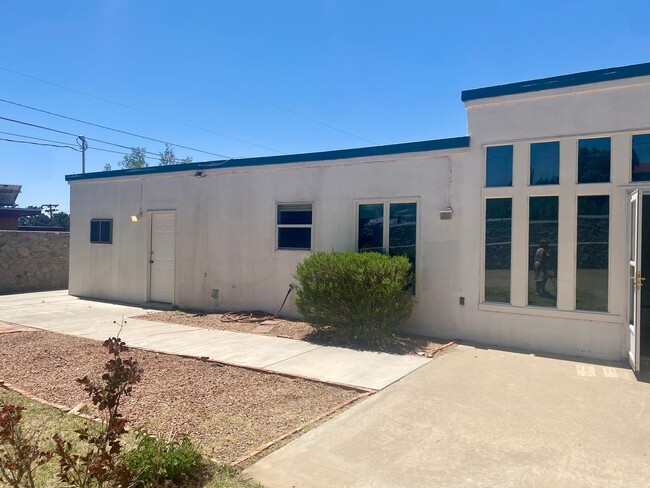 Building Photo - 1812 Pomona Dr