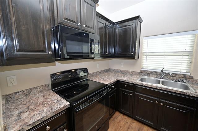 Building Photo - 916 Iona Dr