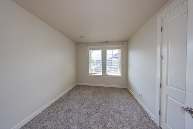Building Photo - 2 Creeks Condominiums - Gated Community on Camas Meadows Golf Course