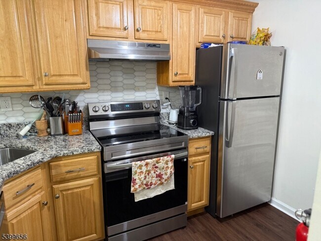 Building Photo - 751 Summer Ave