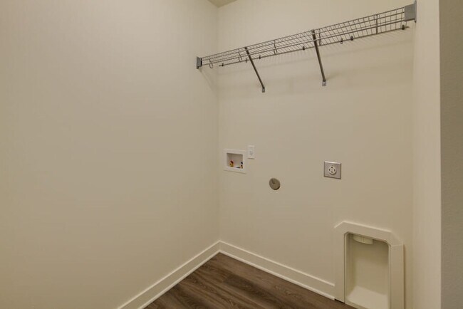 Building Photo - End unit Pahlish Townhome!