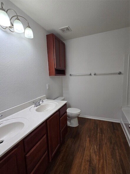 Building Photo - 1124 Hyde Park Dr