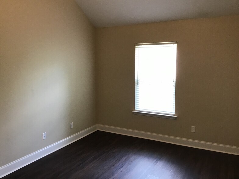 Building Photo - 130 Crossing Cir