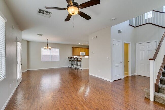 Building Photo - Beautiful 3 Bed / 3 Bath Home in Skyridge Community