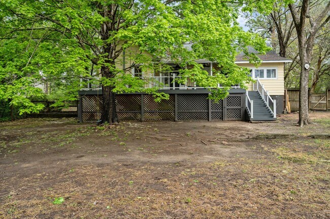 Building Photo - 802 N Poplar St