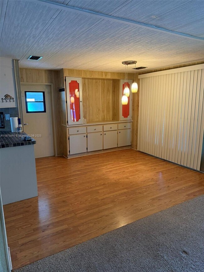Building Photo - 342 Heritage