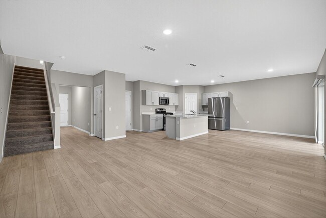 Building Photo - Spacious 4 Bedroom for Rent - With Amenities!