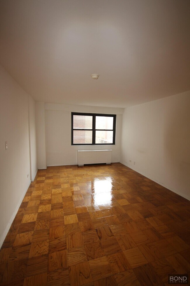 Building Photo - 145 E 16th St