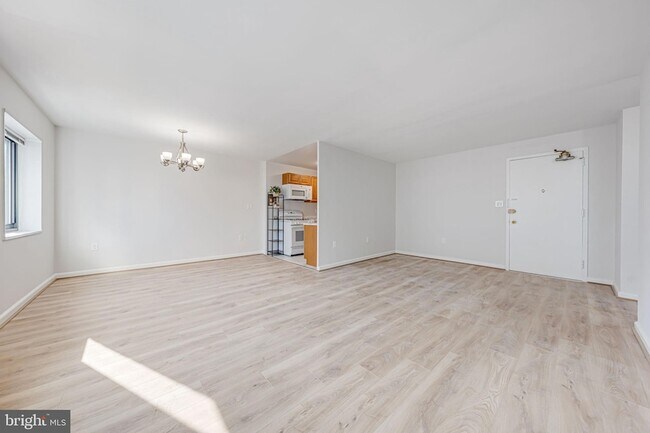 Building Photo - 1200 S Arlington Ridge Rd