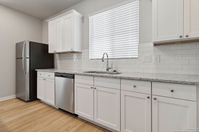 Building Photo - Brand New 3 Bd 3 Full Bath Townhouse Near ...