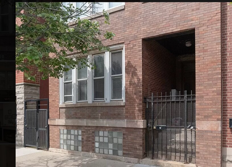 Building Photo - 3238 N Sheffield Ave