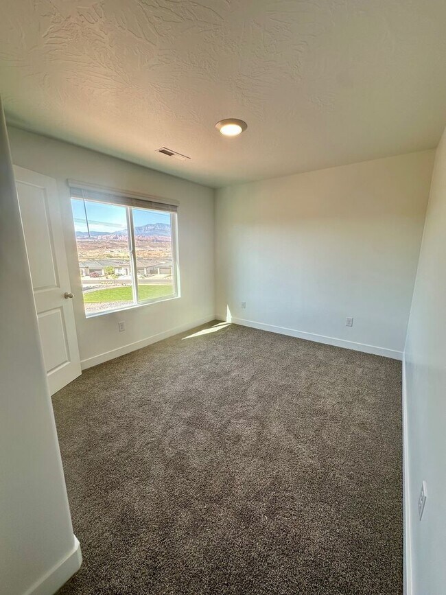 Building Photo - BRAND NEW Long Valley Home