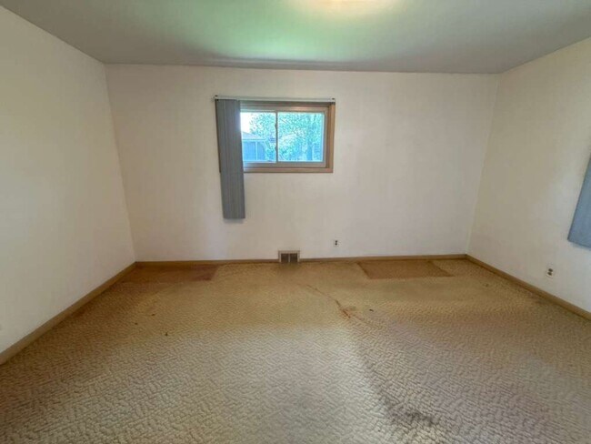 Building Photo - 3 BED 1.5 BATH SINGLE FAMILY HOME