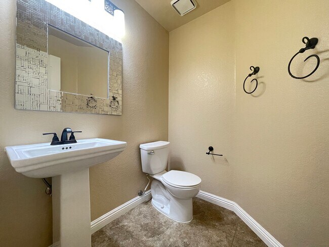 Building Photo - Gorgeous 2-story home in the Green Valley ...