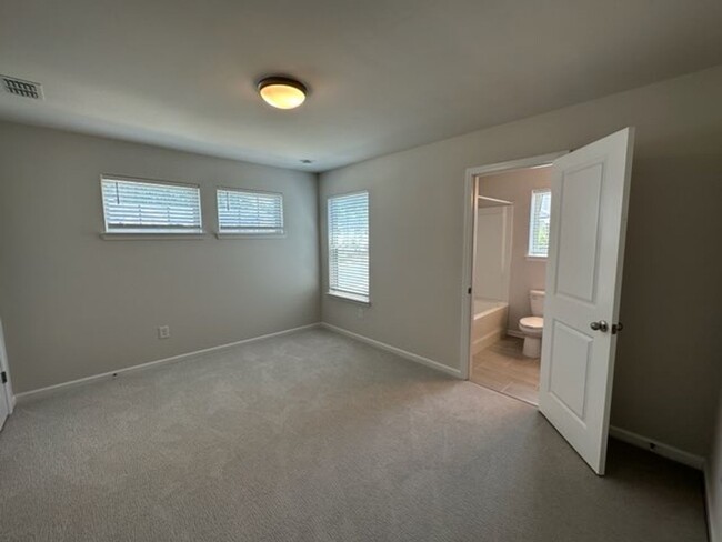 Building Photo - Lovely townhome in gated subdivision minut...