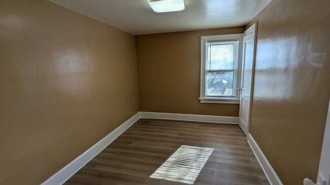 Building Photo - A charming 3-bedroom, 1.5-bathroom home located in the vibrant city of Akron