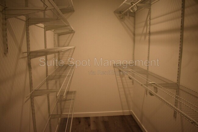 Building Photo - 815 Lees Ave