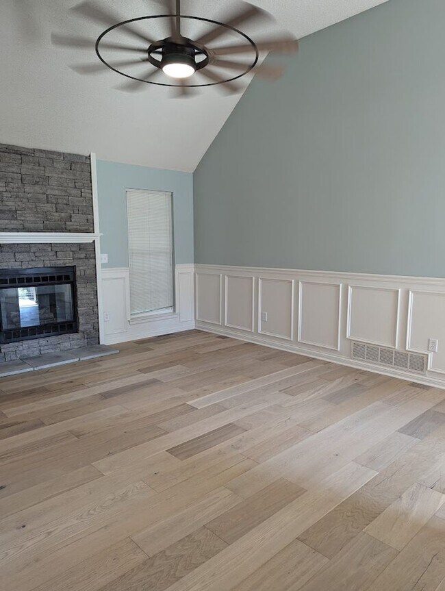 Building Photo - 3 bedroom 1 bath home with a basement and garage!