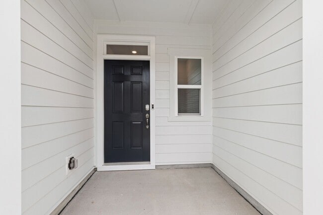 Building Photo - Updated 3BR Townhome with Pool and Spaciou...