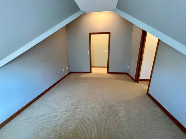 Building Photo - Charming Three Bedroom Home!