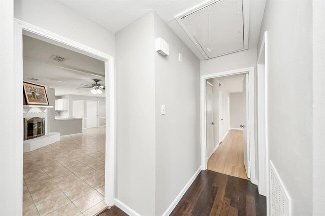 Building Photo - 7911 Pella Dr