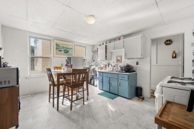 Building Photo - 427 Medford St