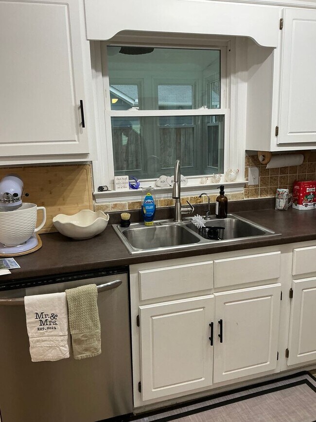 Building Photo - 2/2