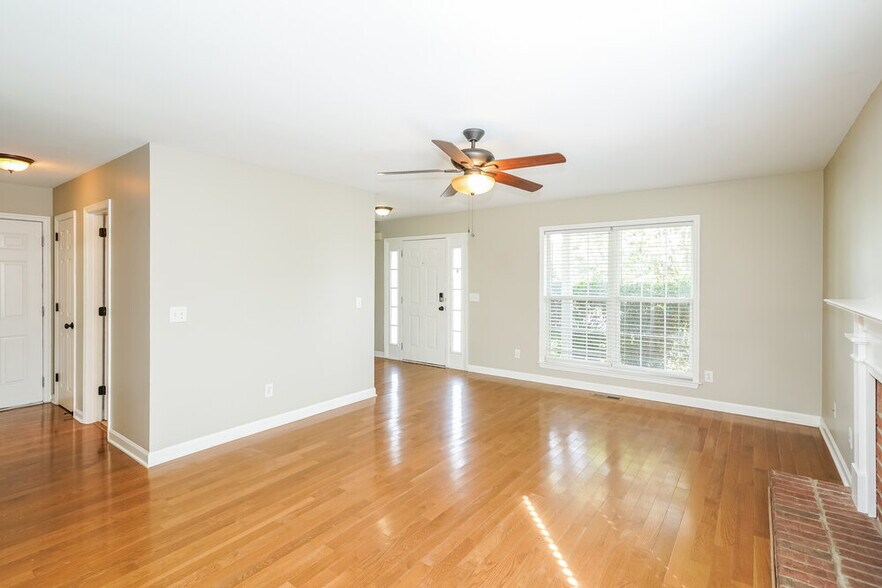 Building Photo - 2817 Sutherland Dr