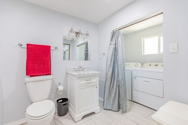 Building Photo - Adorable updated 2 Bedroom 1 Bath Home on ...