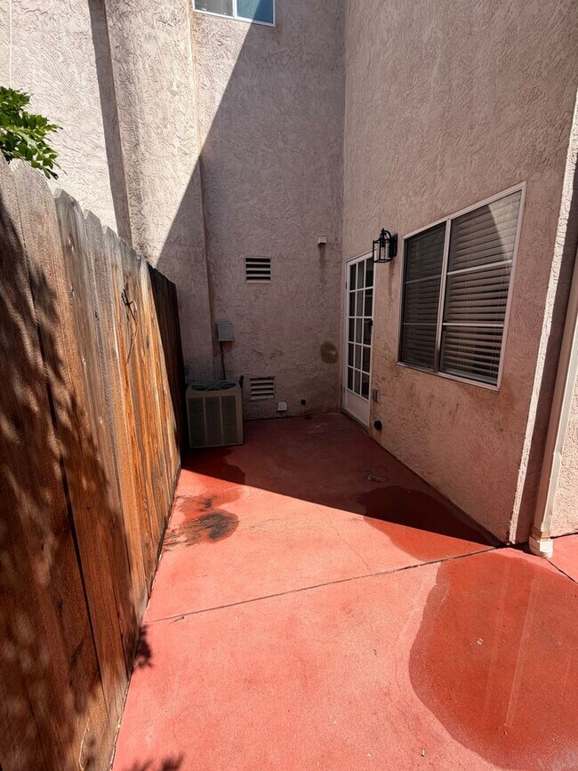 Building Photo - 1031 S Mollison Ave