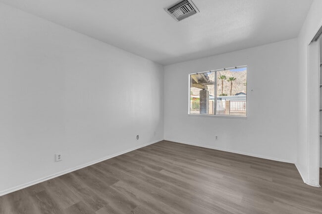 Building Photo - 53780 Avenida Diaz