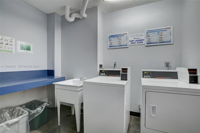 Building Photo - 3375 N Country Club Dr