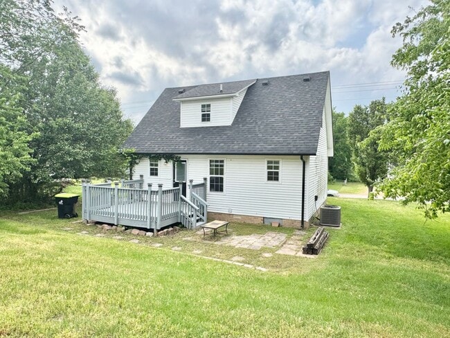 Building Photo - Three Bedroom Close to Ft. Campbell